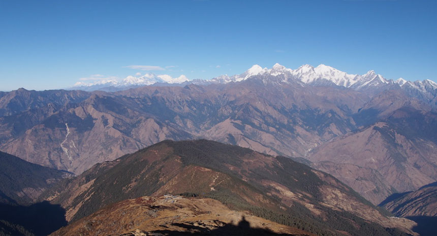日本語ができる現地ネパールにある旅行代理店青空トレッキング＆ネパールヒマラヤ観光が手配するゴサイクンダトレッキング日本語シェルパガイドに案内される