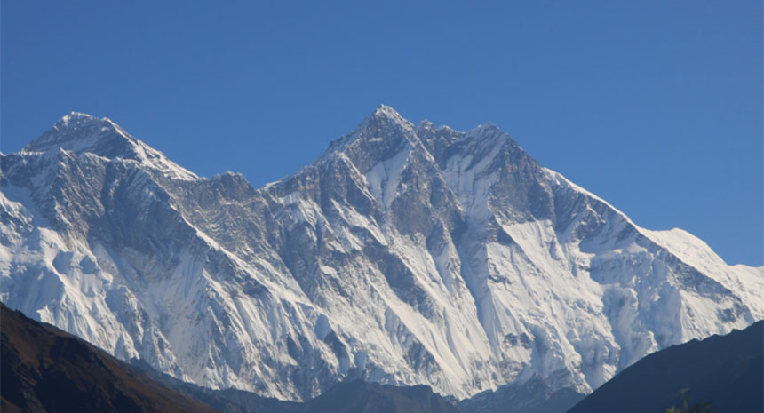エベレスト３パストレック。マカルーベースキャンプトレッキングは、マカルー山の麓に行く冒険的でタフなトレッキングの1つです。この美しい雪をかぶった山マカルーは、チベットとネパールの国境に…